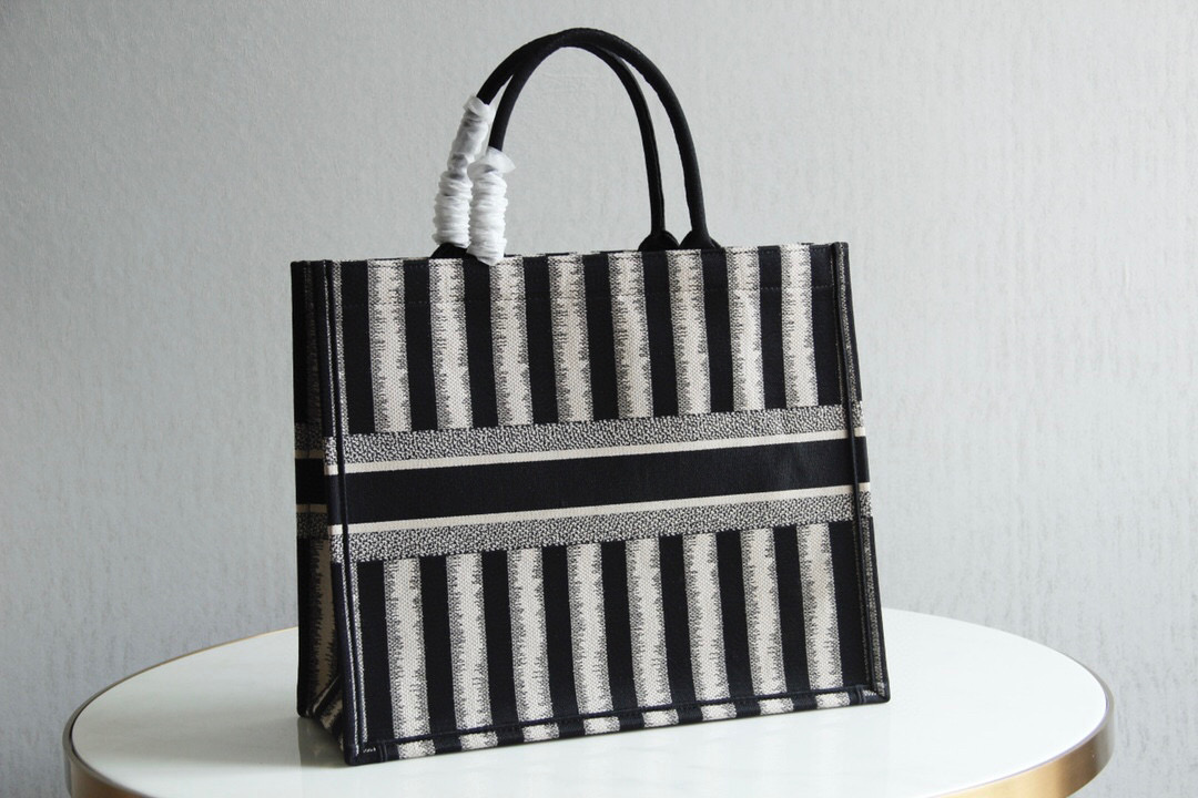 D*or book tote