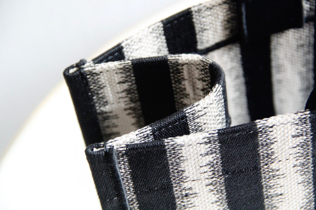 D*or book tote