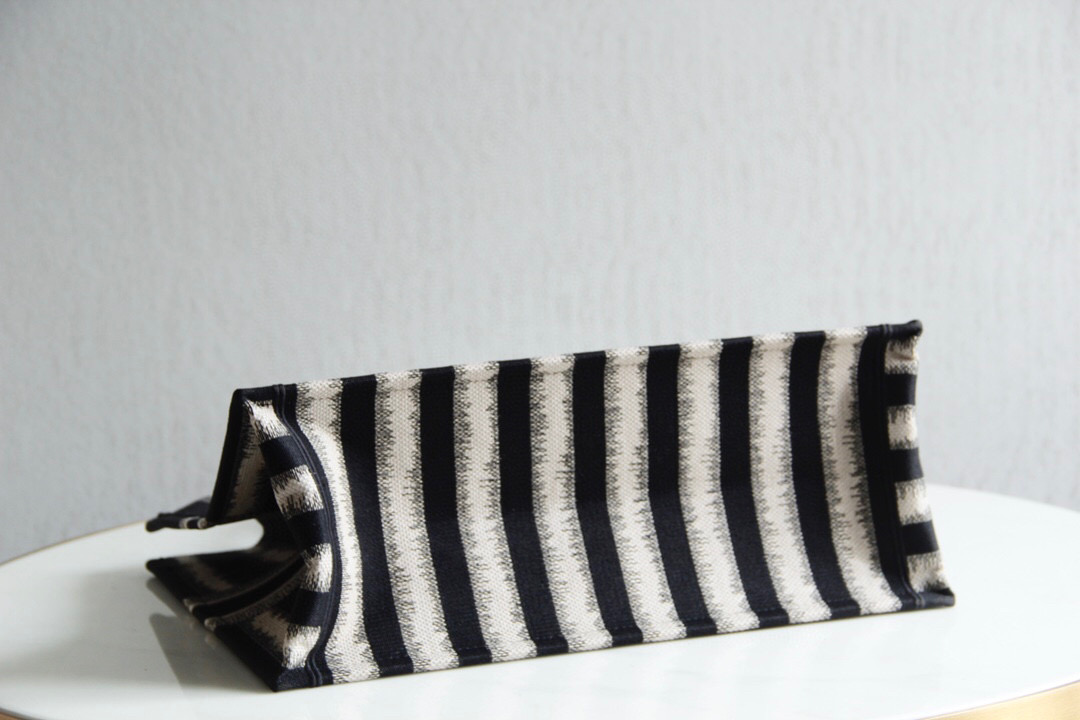 D*or book tote