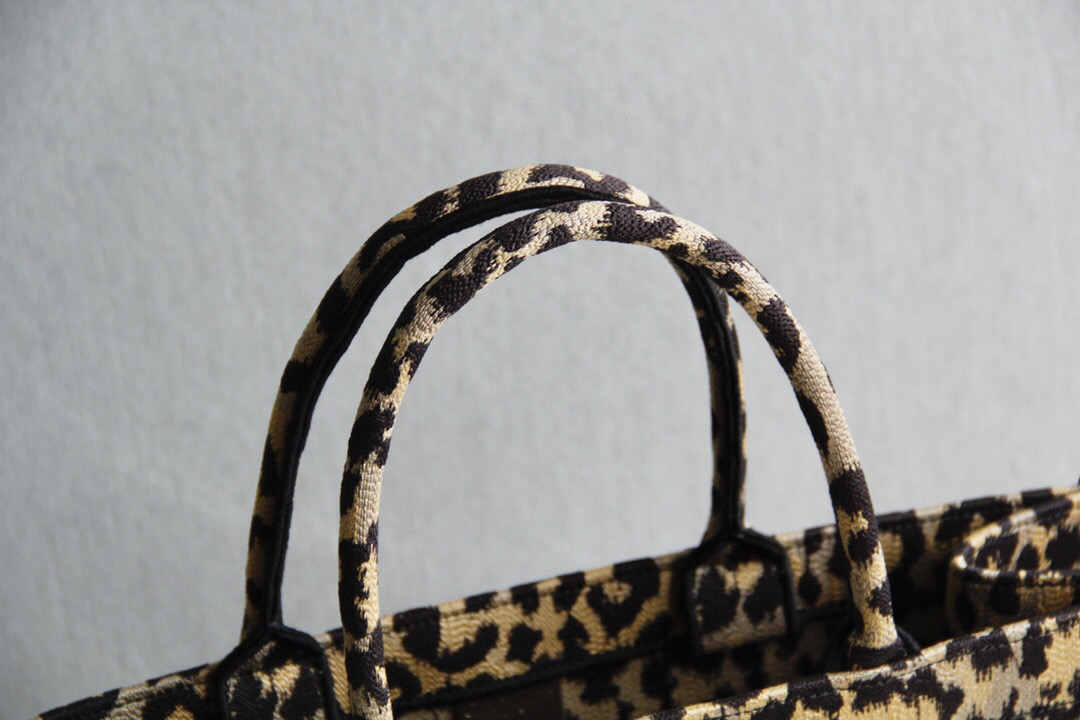 D*or book tote