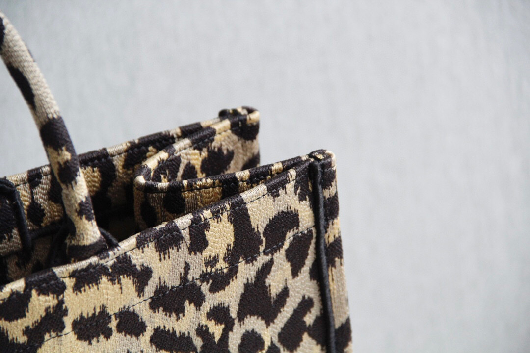 D*or book tote