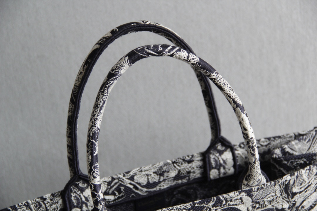 D*or book tote