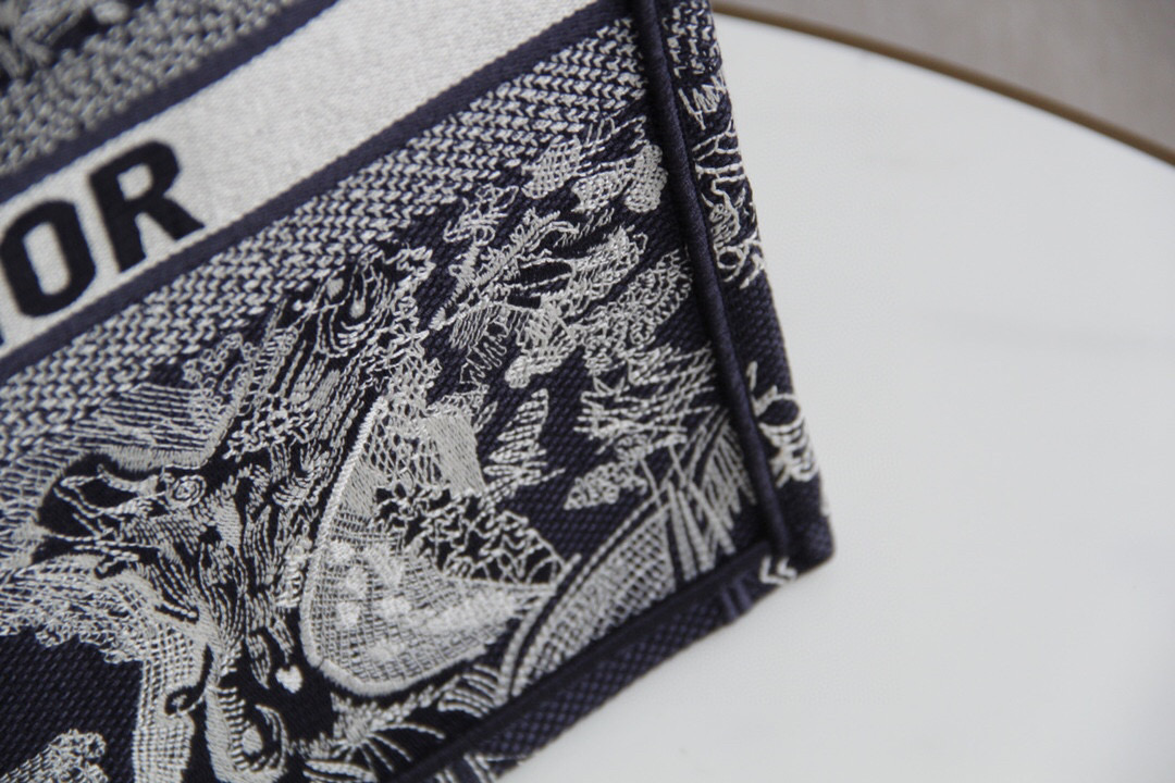 D*or book tote