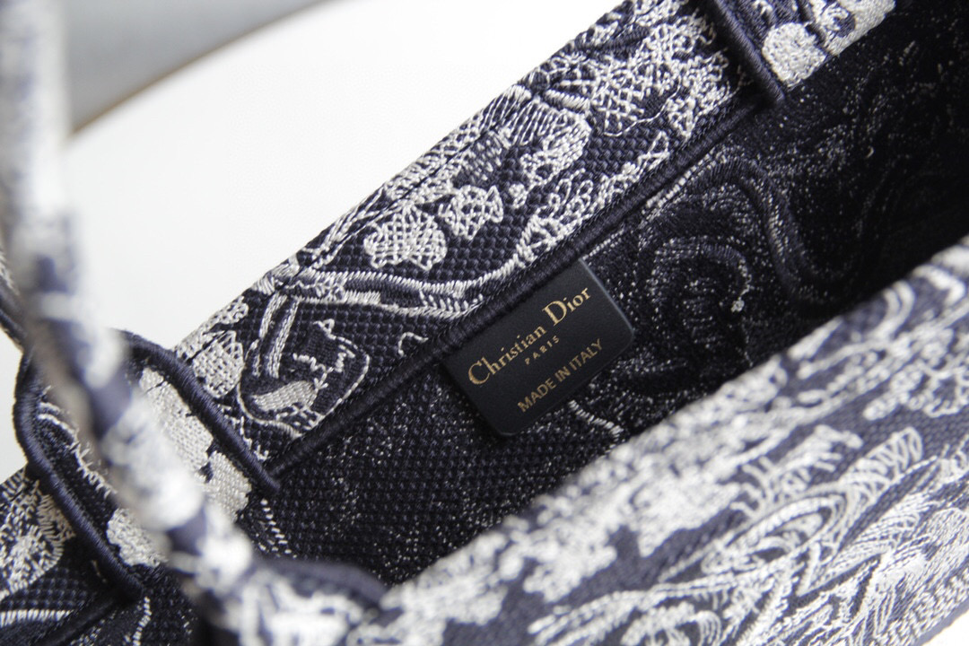 D*or book tote