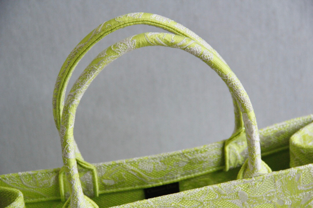 D*or book tote