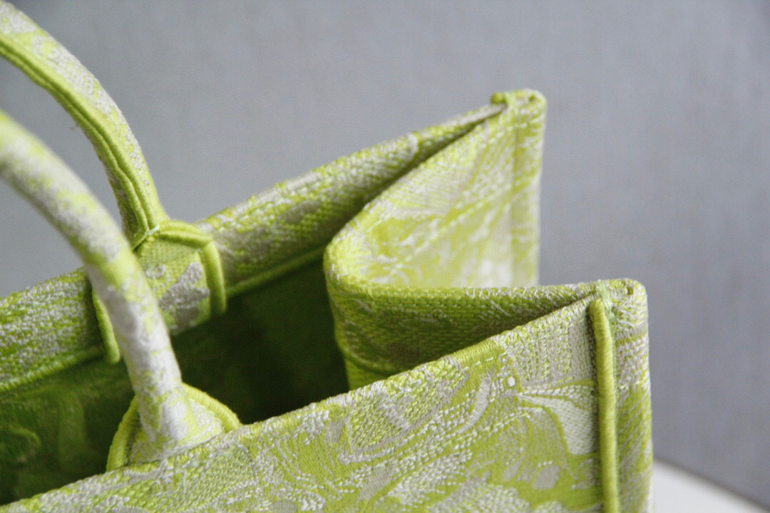 D*or book tote