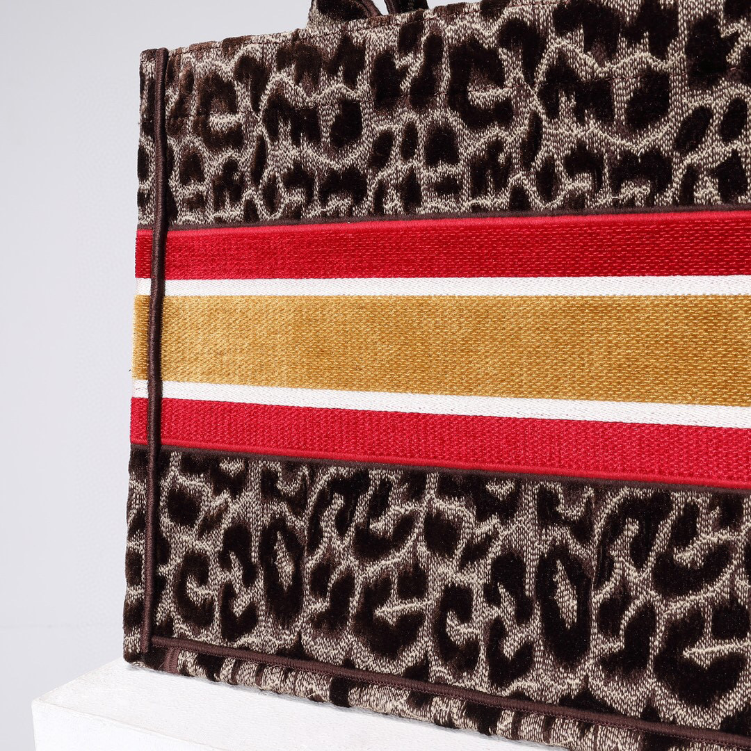 D*or book tote