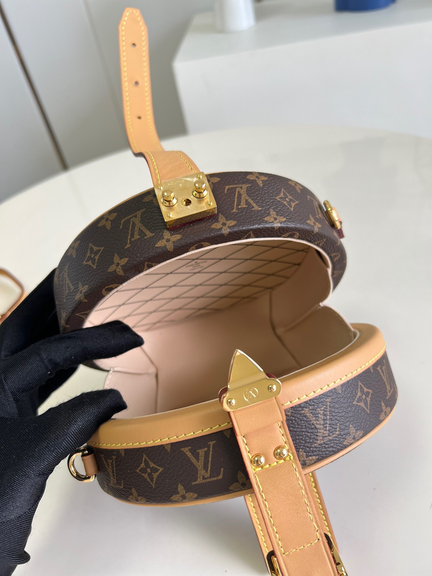l**is V*t*n petite boite chapeau