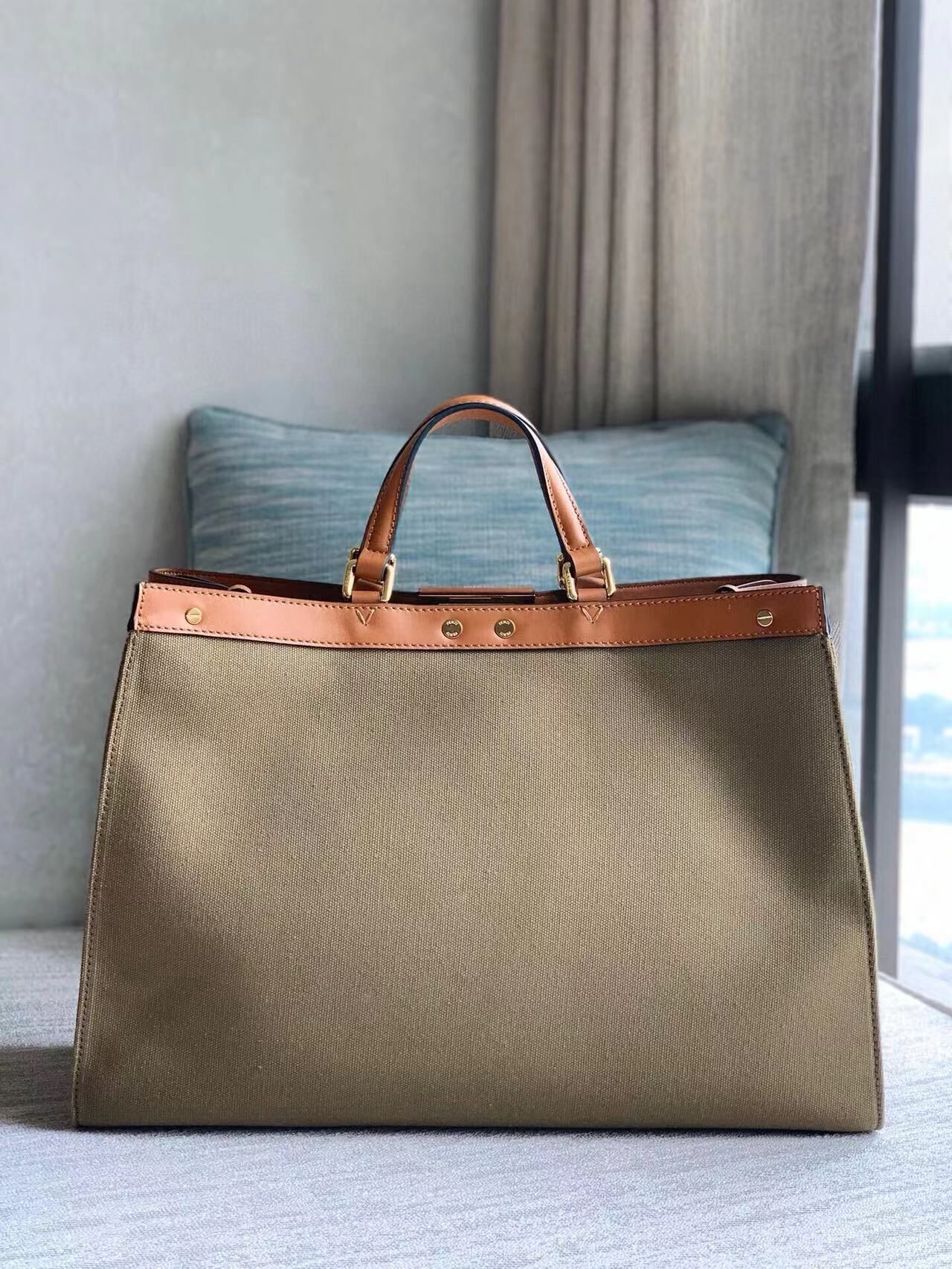 F**di tote