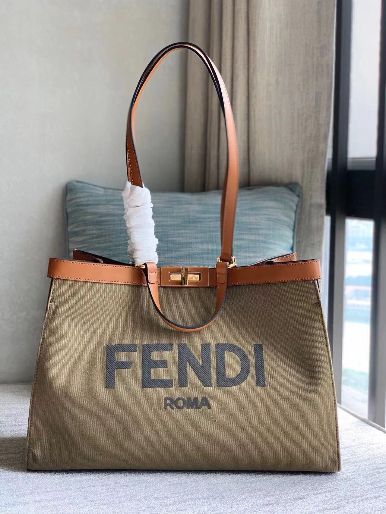 F**di tote