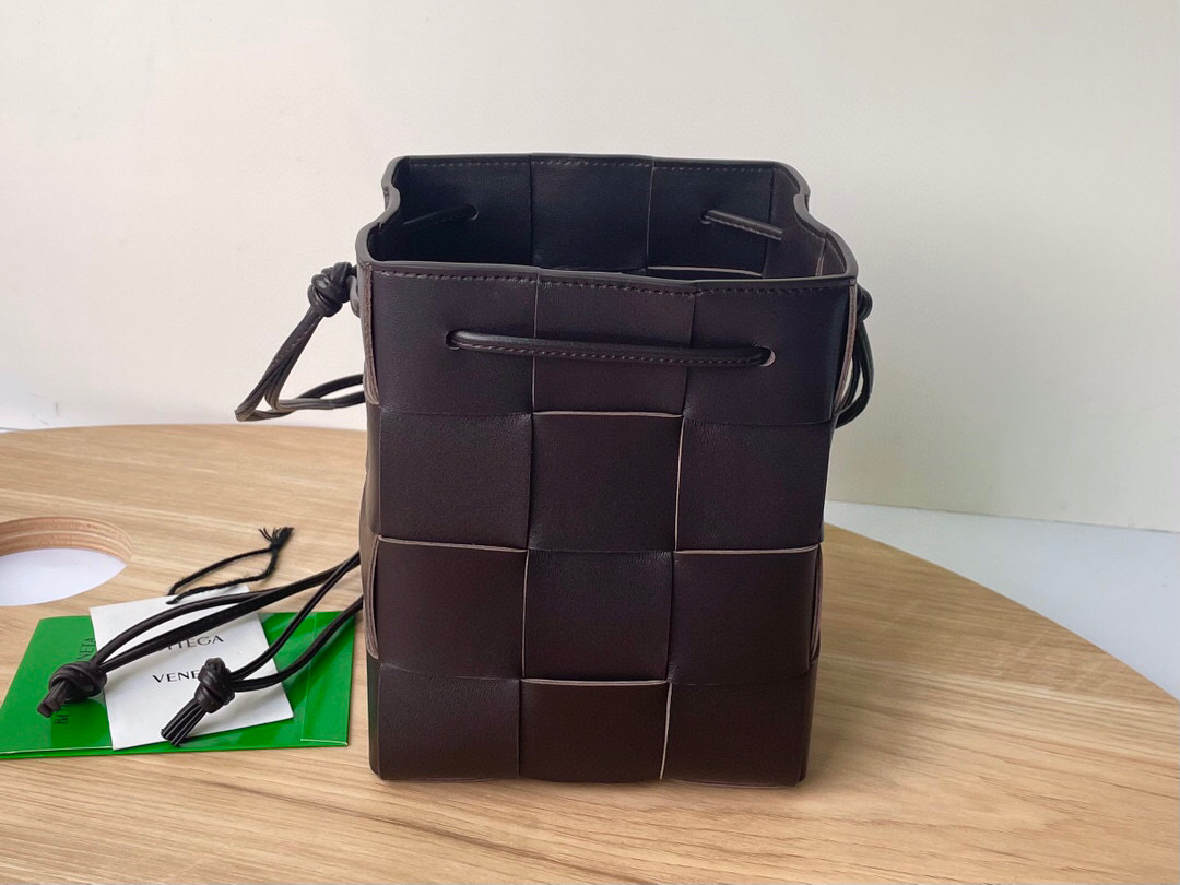 bo*te*ga Ve*ne*ta small cassette cross-body bucket