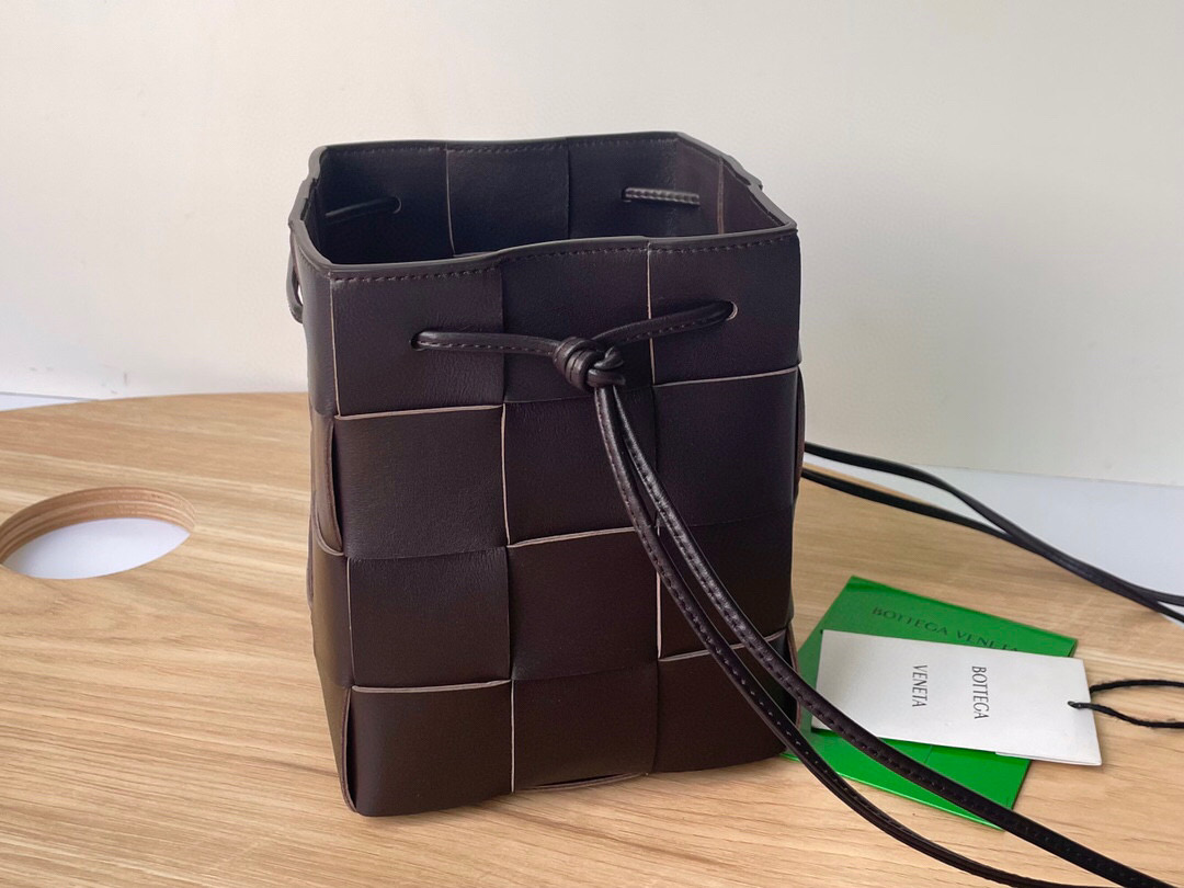 bo*te*ga Ve*ne*ta small cassette cross-body bucket