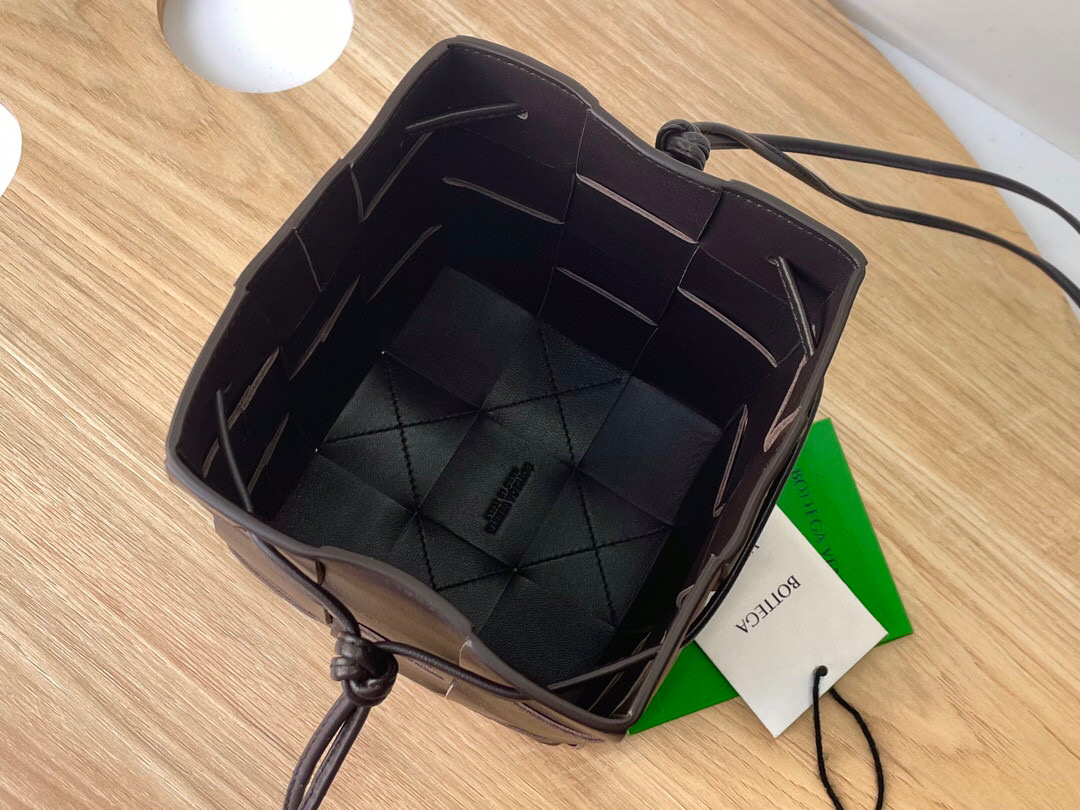 bo*te*ga Ve*ne*ta small cassette cross-body bucket