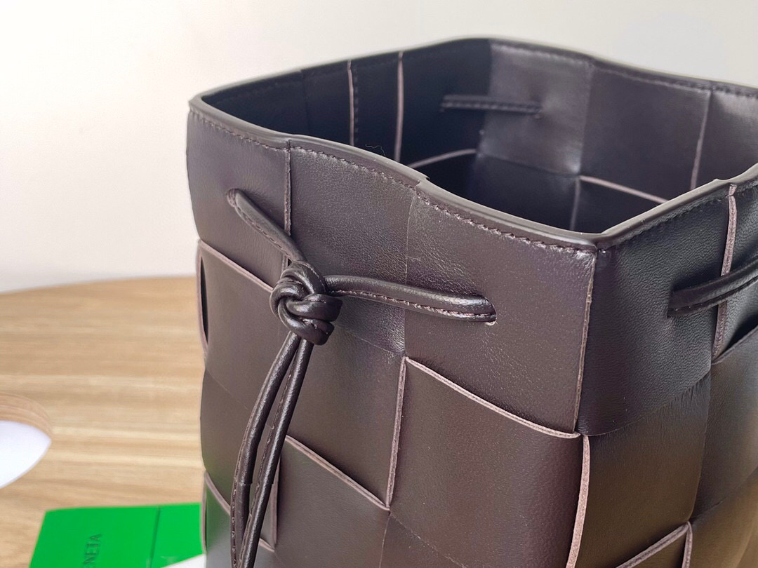 bo*te*ga Ve*ne*ta small cassette cross-body bucket