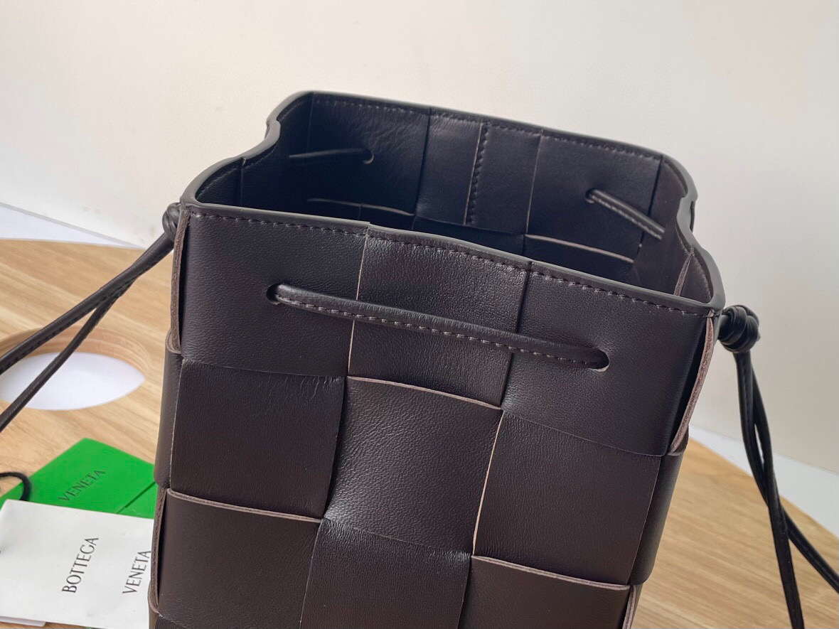 bo*te*ga Ve*ne*ta small cassette cross-body bucket