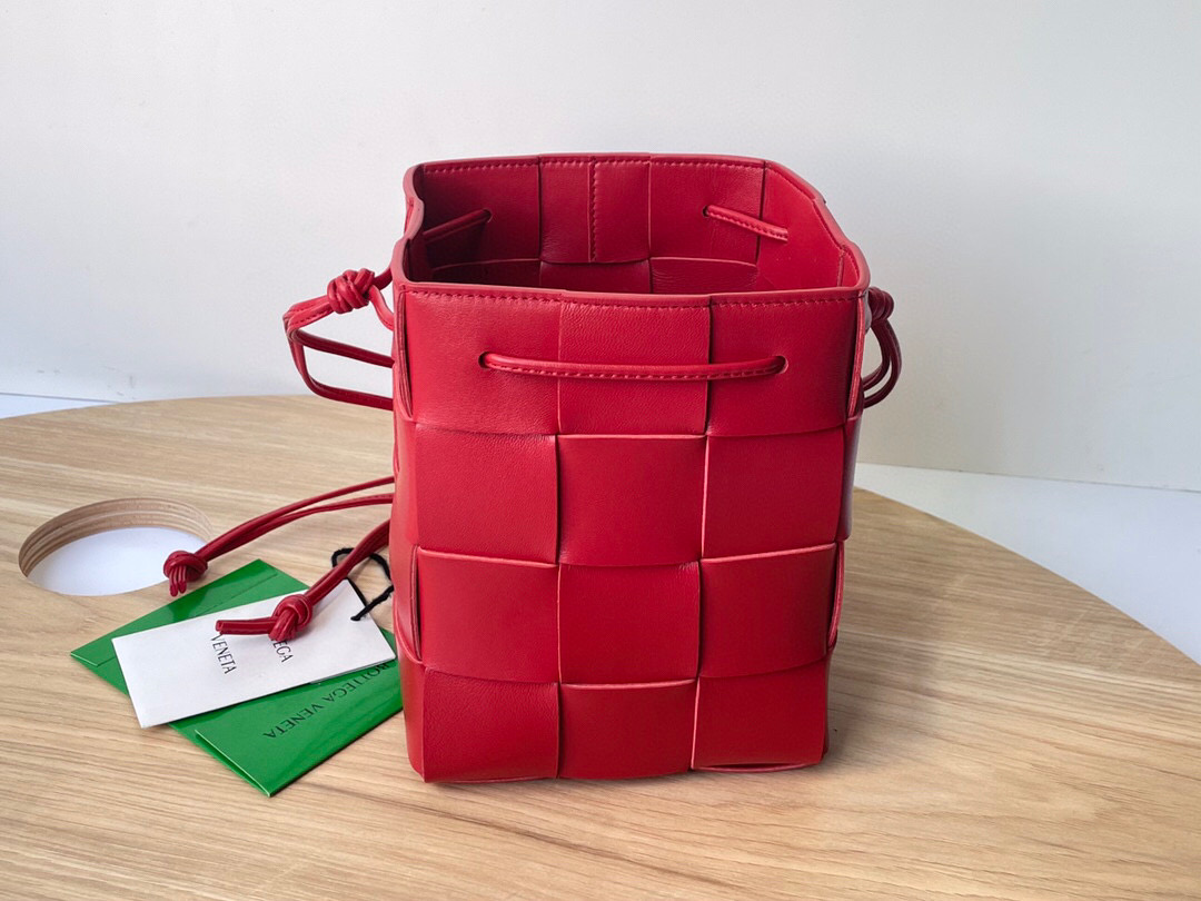 bo*te*ga Ve*ne*ta small cassette cross-body bucket