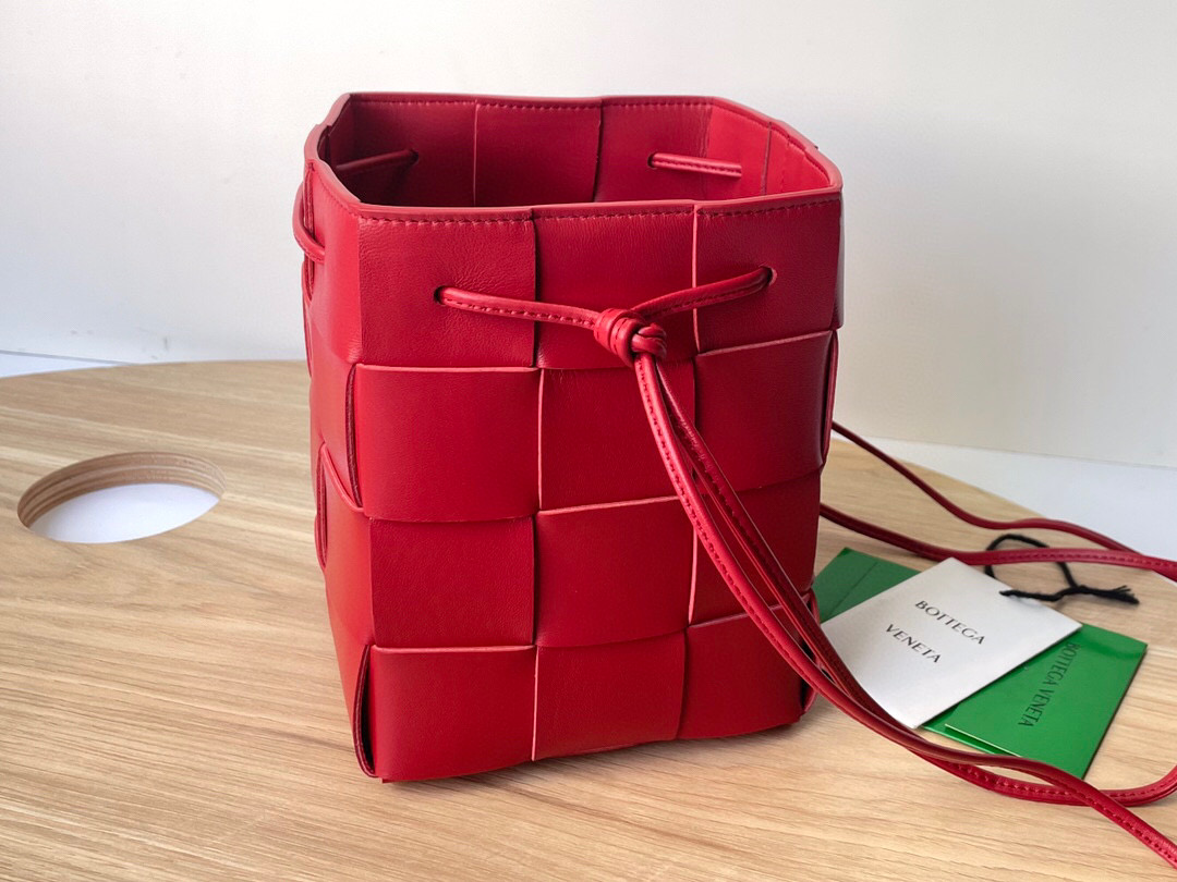 bo*te*ga Ve*ne*ta small cassette cross-body bucket