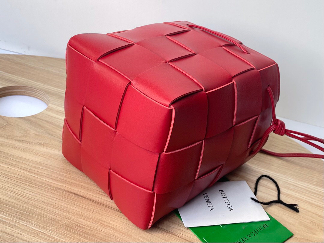 bo*te*ga Ve*ne*ta small cassette cross-body bucket