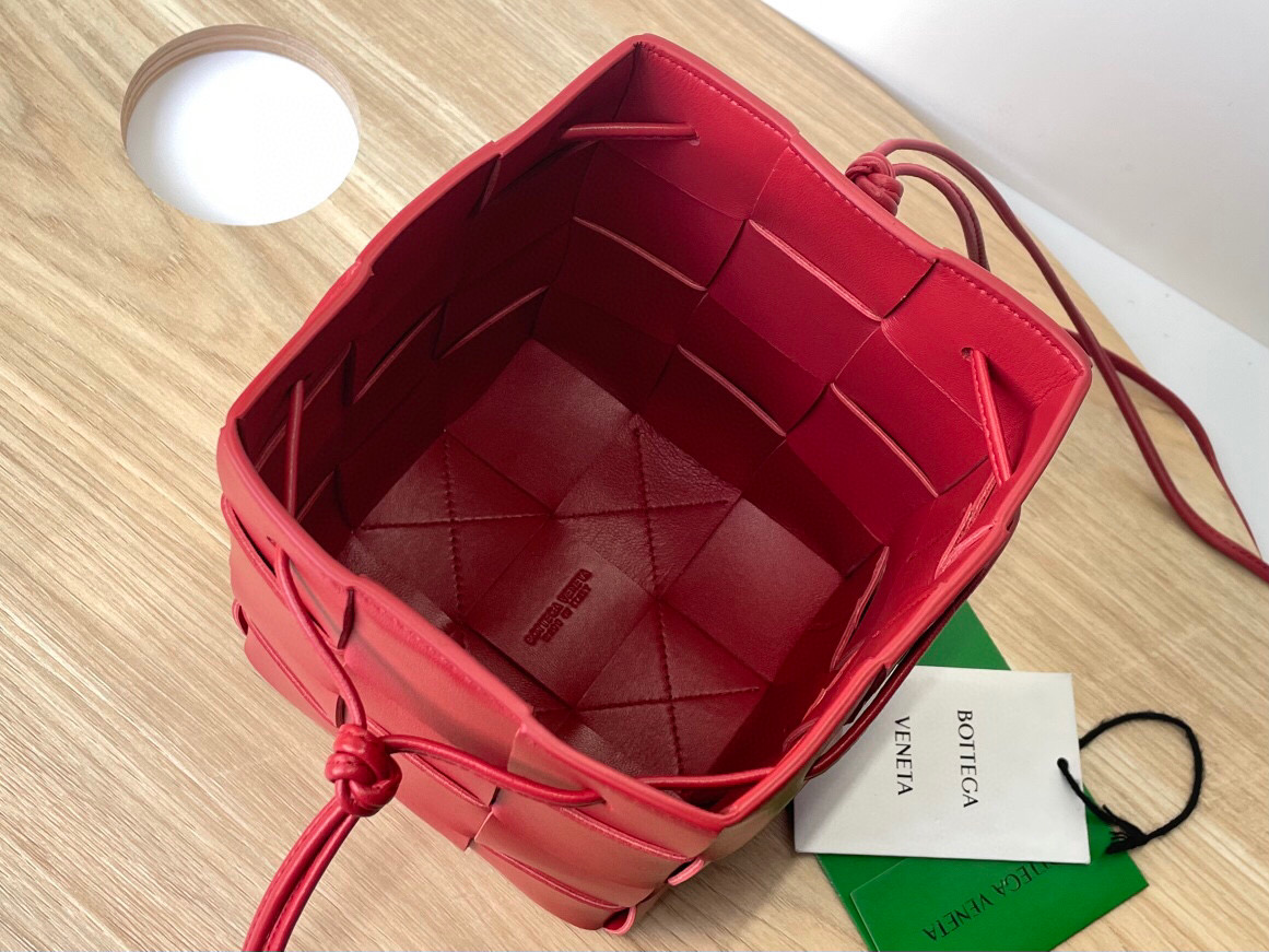 bo*te*ga Ve*ne*ta small cassette cross-body bucket