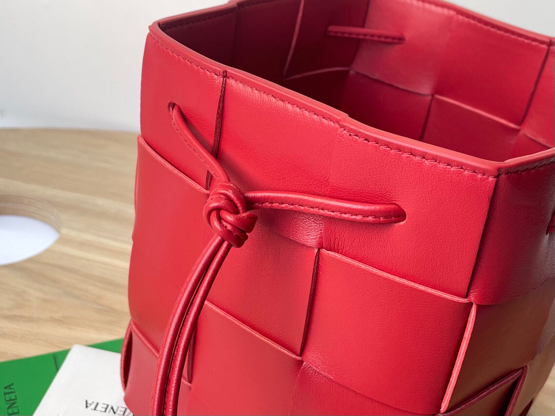 bo*te*ga Ve*ne*ta small cassette cross-body bucket