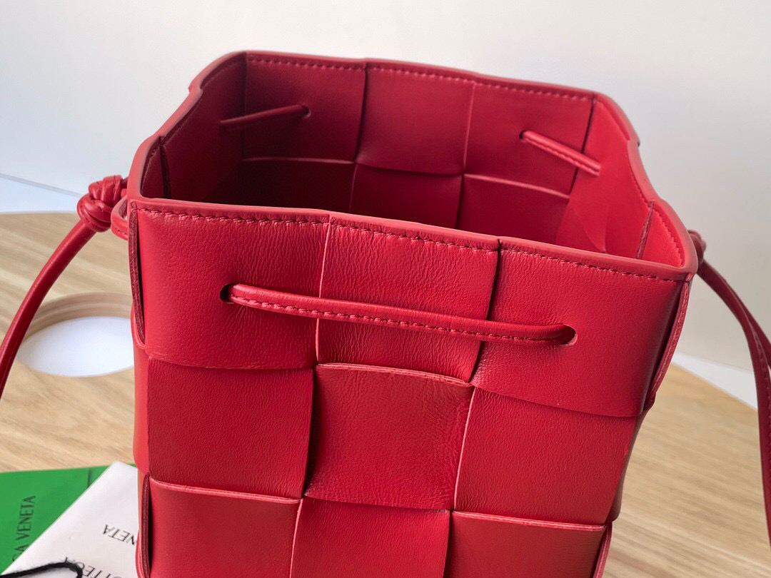 bo*te*ga Ve*ne*ta small cassette cross-body bucket