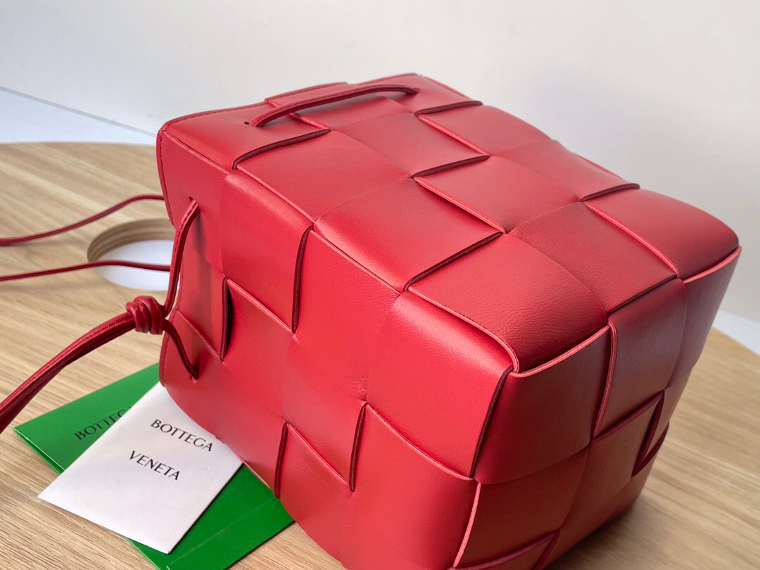 bo*te*ga Ve*ne*ta small cassette cross-body bucket
