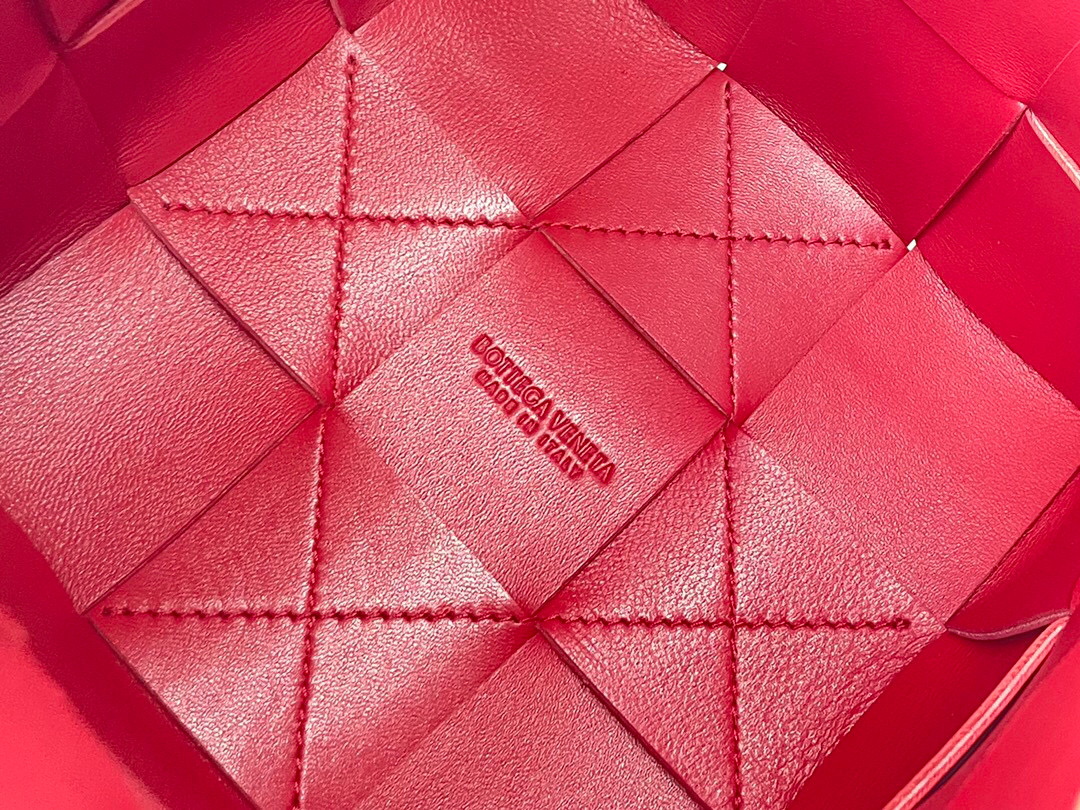 bo*te*ga Ve*ne*ta small cassette cross-body bucket