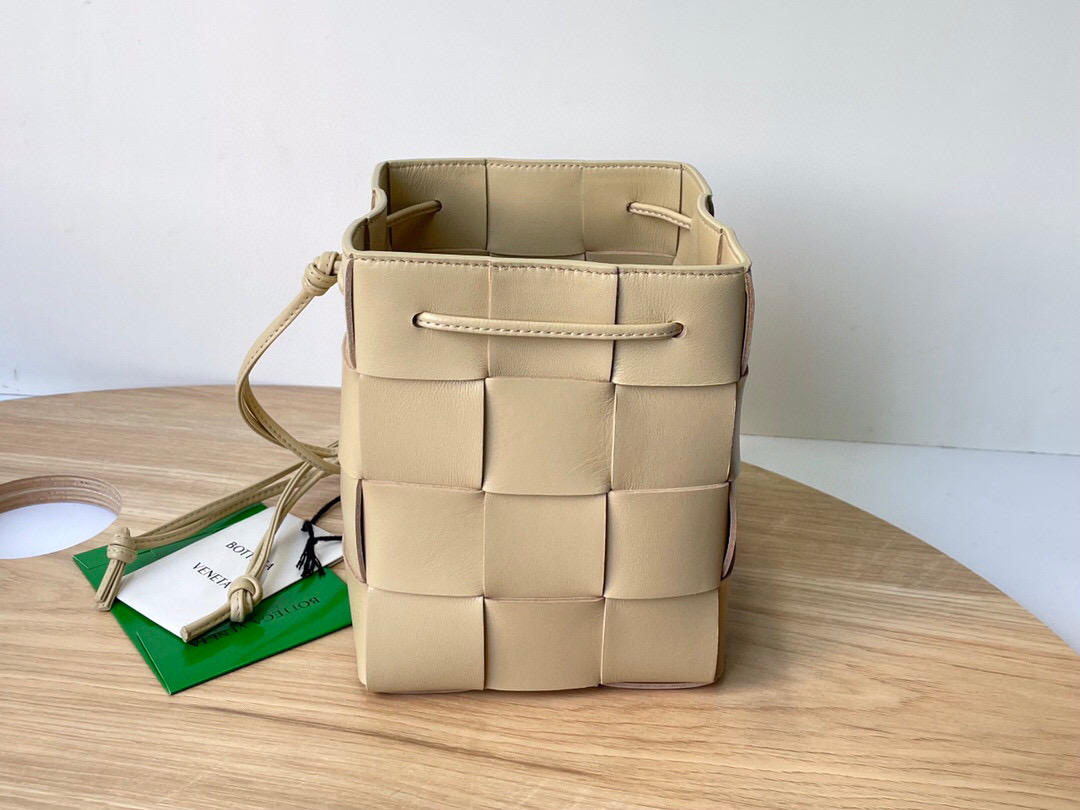 bo*te*ga Ve*ne*ta small cassette cross-body bucket