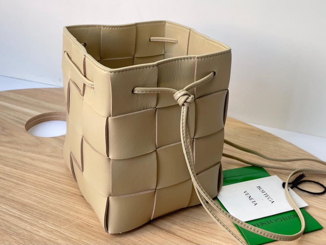 bo*te*ga Ve*ne*ta small cassette cross-body bucket