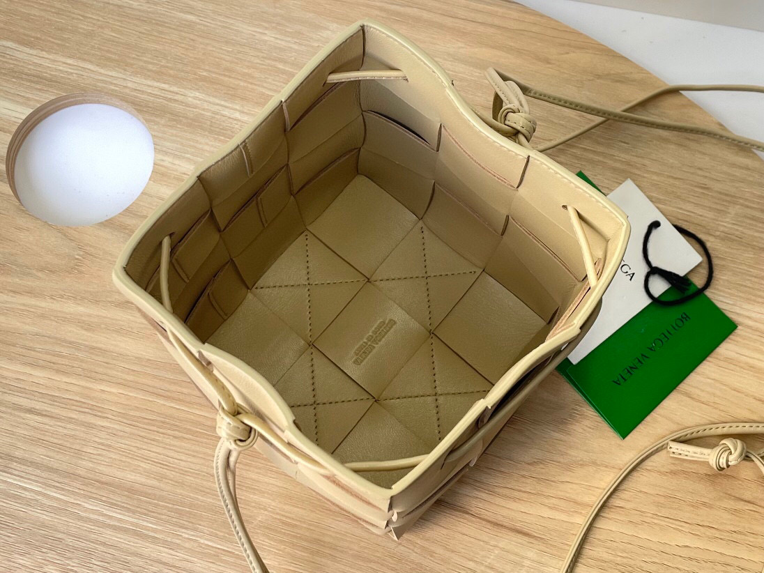 bo*te*ga Ve*ne*ta small cassette cross-body bucket