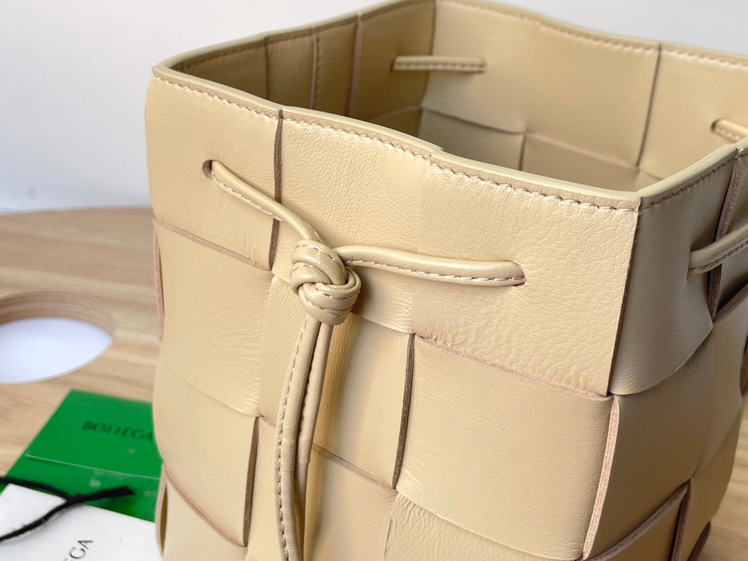 bo*te*ga Ve*ne*ta small cassette cross-body bucket