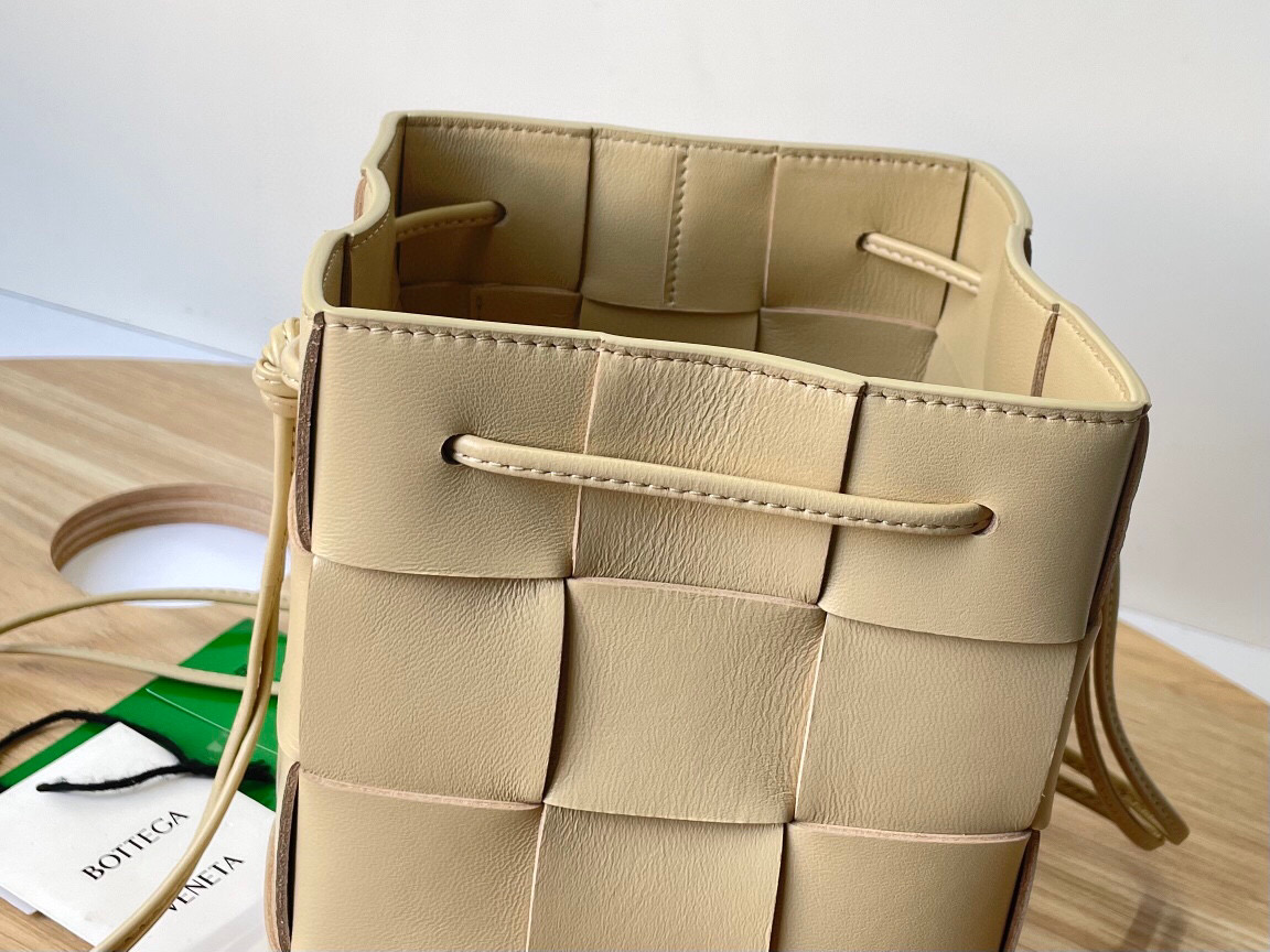 bo*te*ga Ve*ne*ta small cassette cross-body bucket