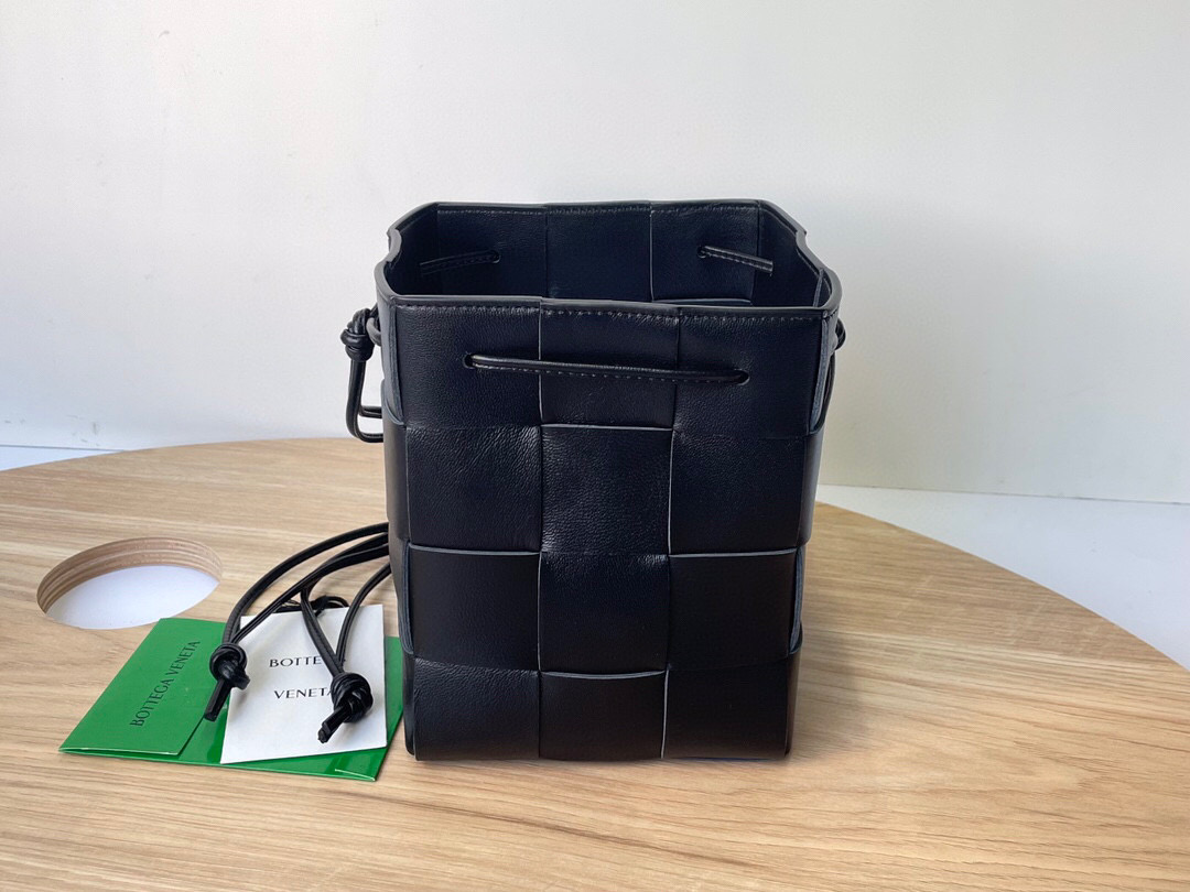 bo*te*ga Ve*ne*ta small cassette cross-body bucket