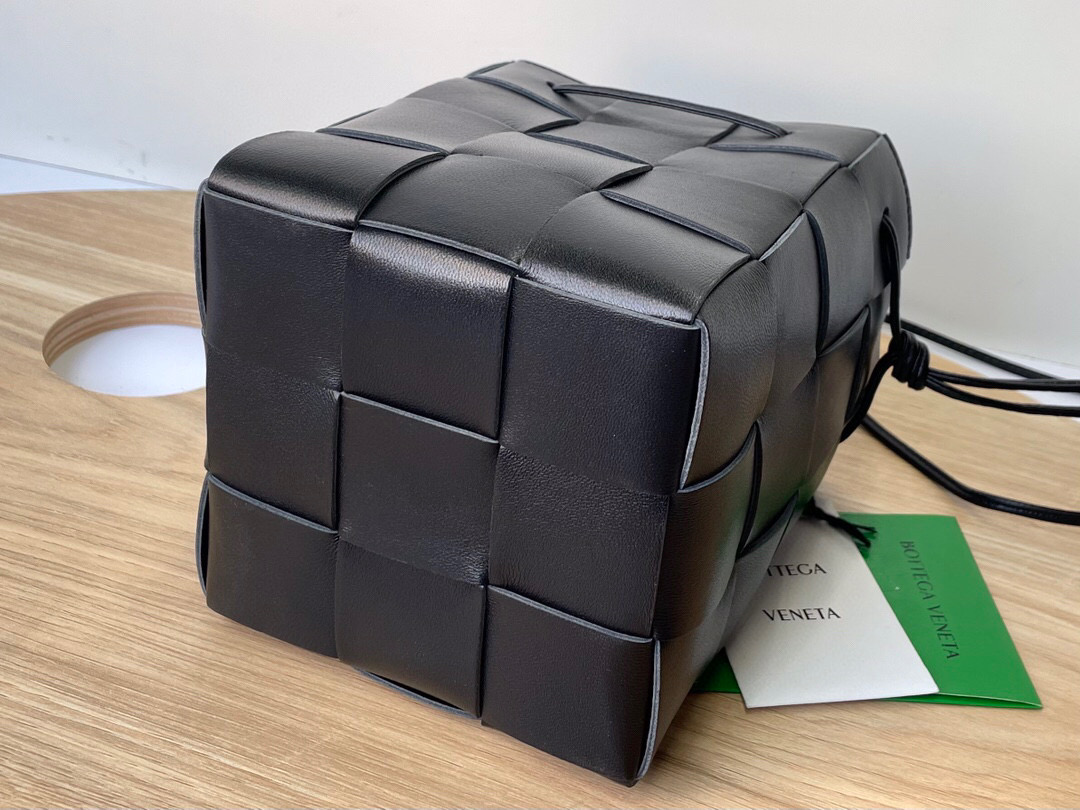 bo*te*ga Ve*ne*ta small cassette cross-body bucket
