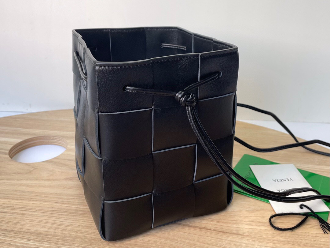 bo*te*ga Ve*ne*ta small cassette cross-body bucket