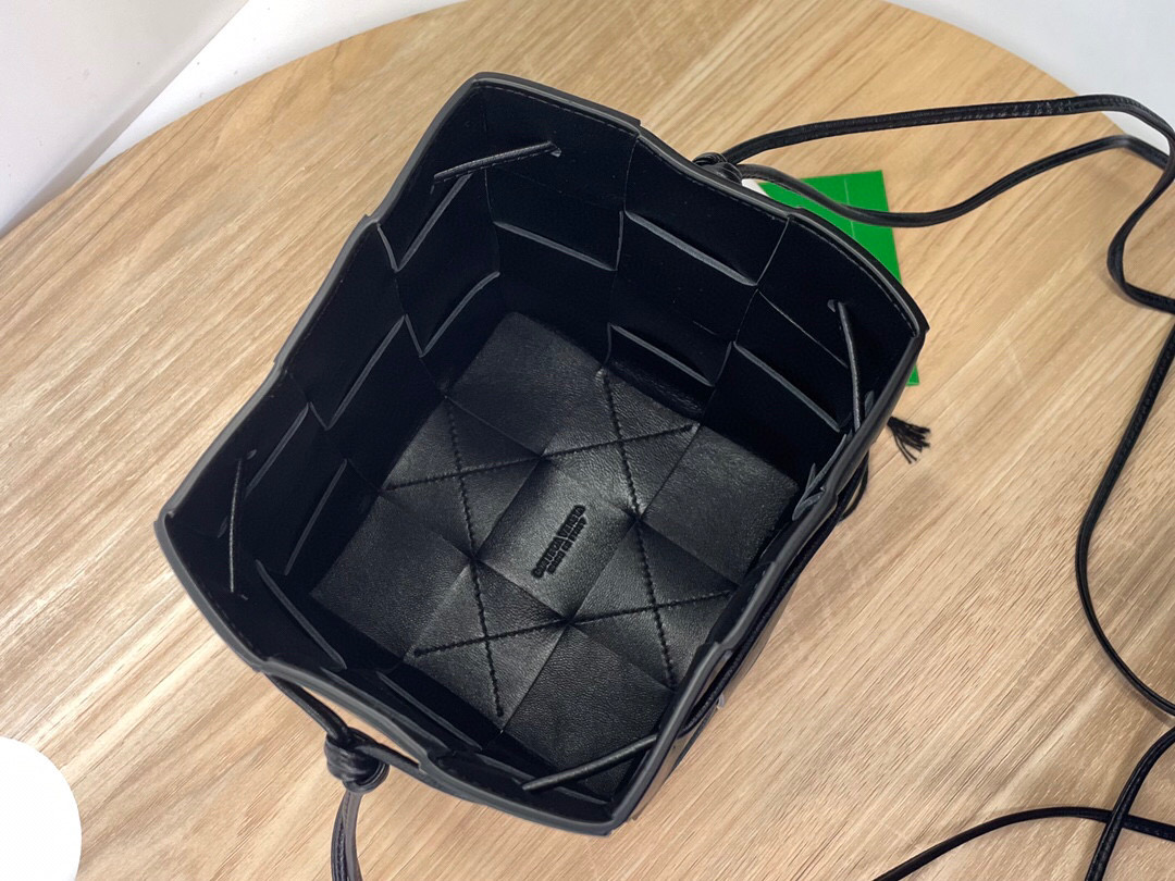 bo*te*ga Ve*ne*ta small cassette cross-body bucket