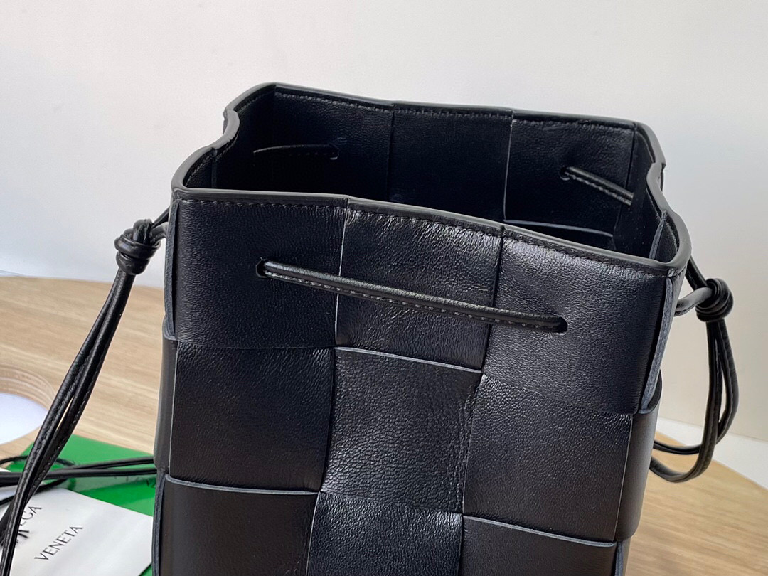 bo*te*ga Ve*ne*ta small cassette cross-body bucket