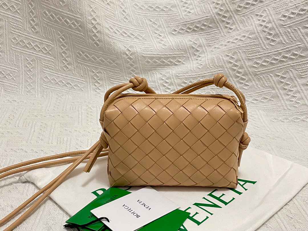 bo*te*ga Ve*ne*ta shoulder bags