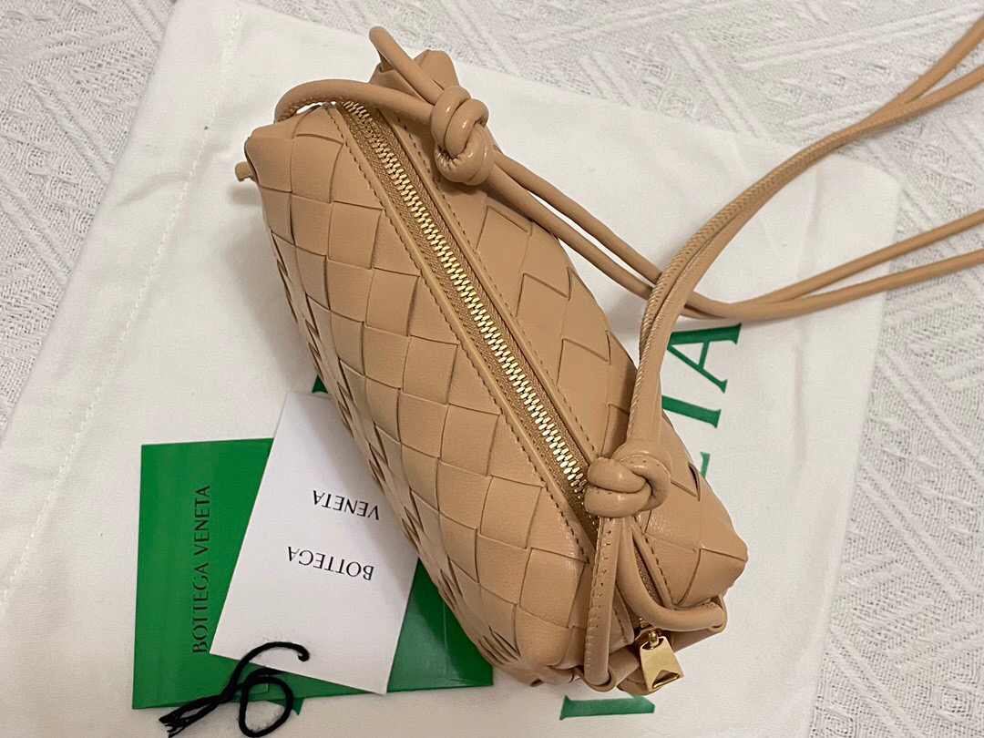 bo*te*ga Ve*ne*ta shoulder bags