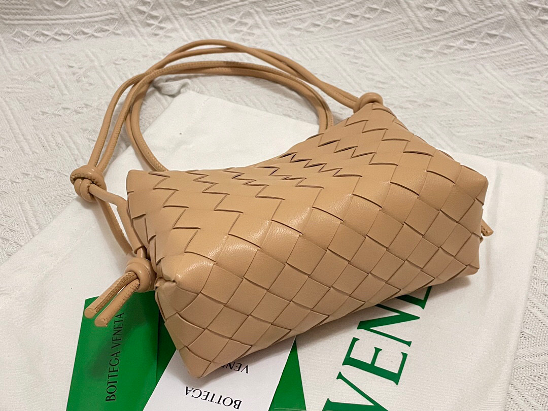 bo*te*ga Ve*ne*ta shoulder bags