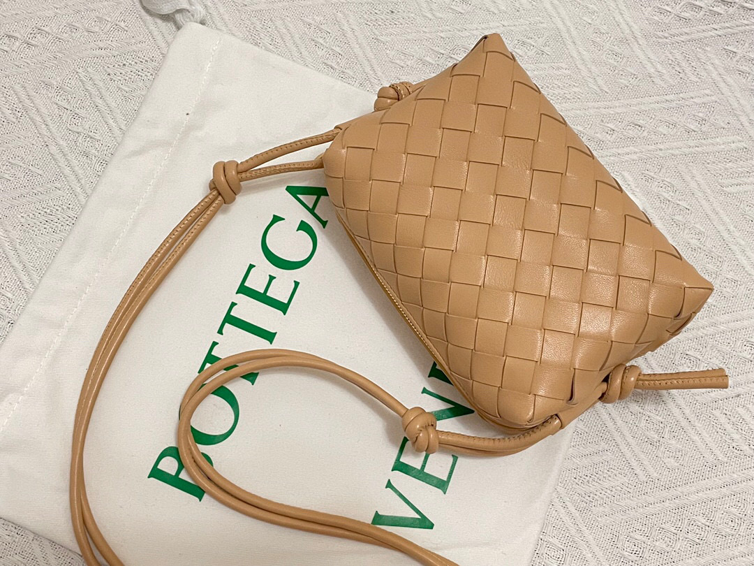 bo*te*ga Ve*ne*ta shoulder bags