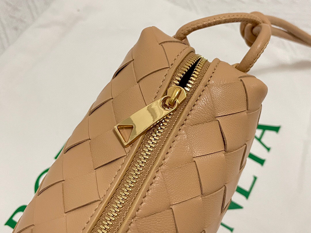 bo*te*ga Ve*ne*ta shoulder bags