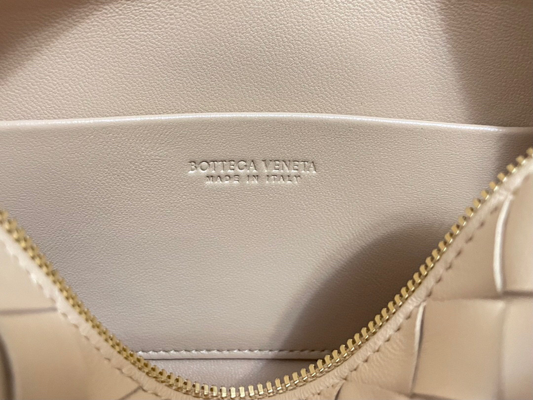 bo*te*ga Ve*ne*ta shoulder bags