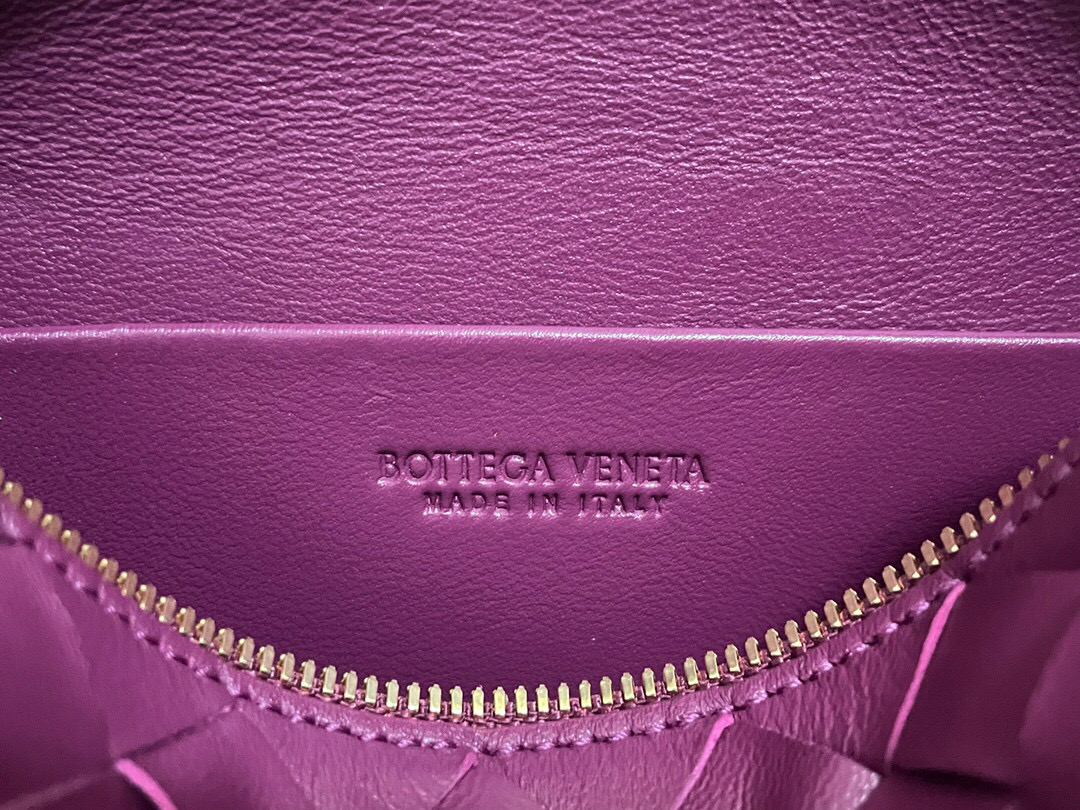 bo*te*ga Ve*ne*ta shoulder bags