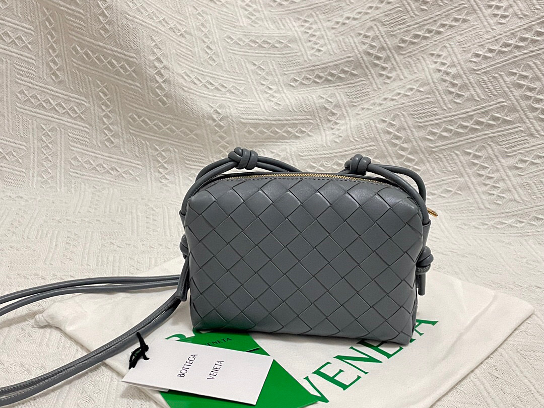 bo*te*ga Ve*ne*ta shoulder bags