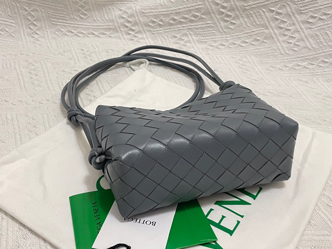 bo*te*ga Ve*ne*ta shoulder bags