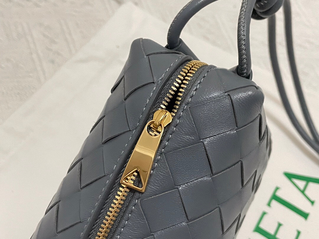 bo*te*ga Ve*ne*ta shoulder bags