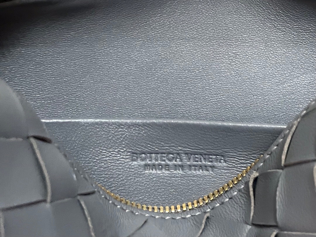 bo*te*ga Ve*ne*ta shoulder bags