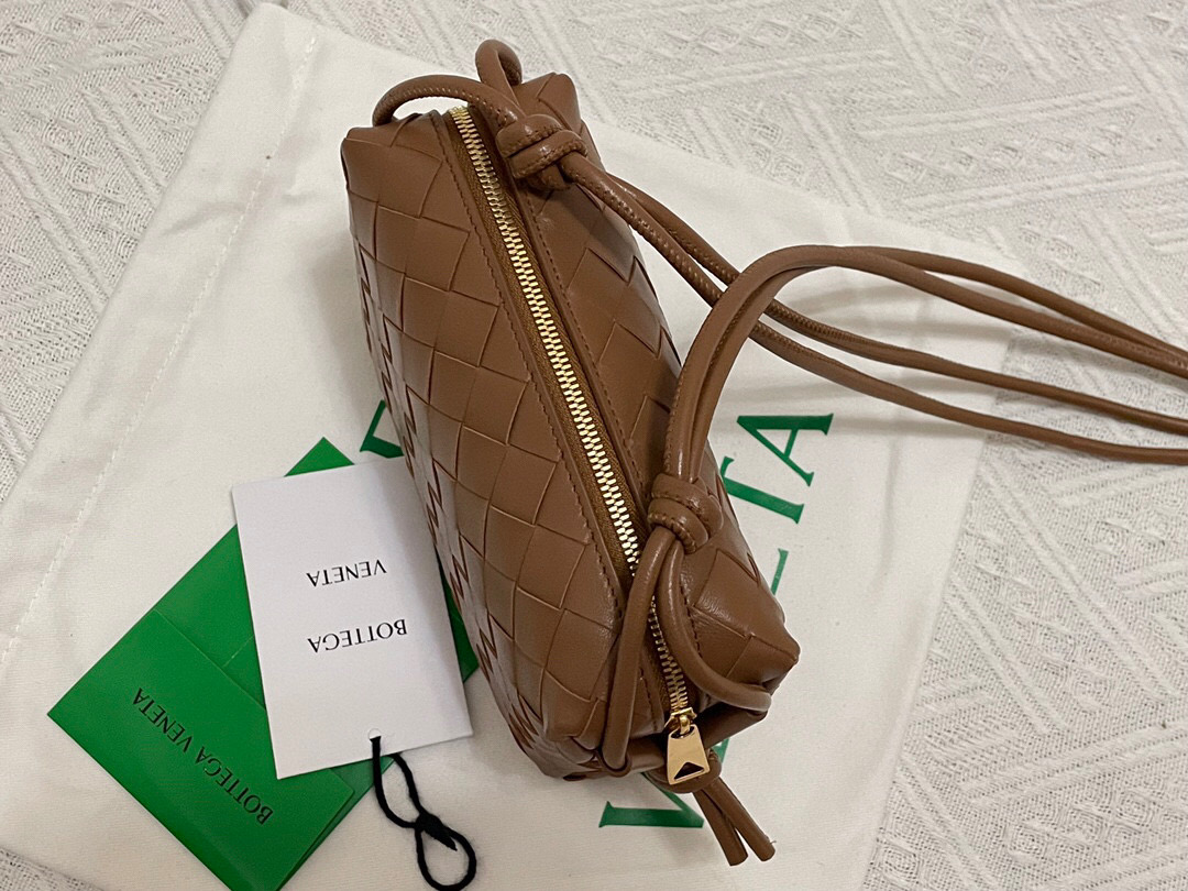 bo*te*ga Ve*ne*ta shoulder bags