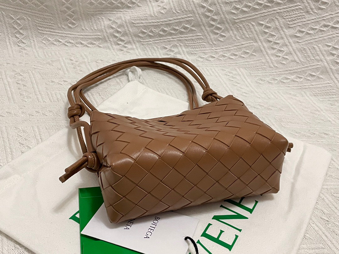 bo*te*ga Ve*ne*ta shoulder bags